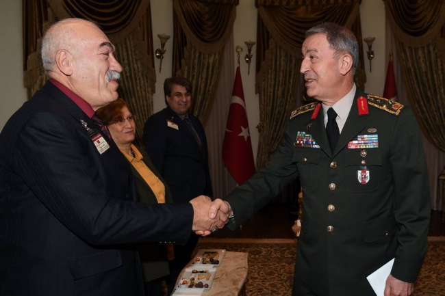 Genelkurmay Başkanı Akar, şehit yakınlarıyla buluştu