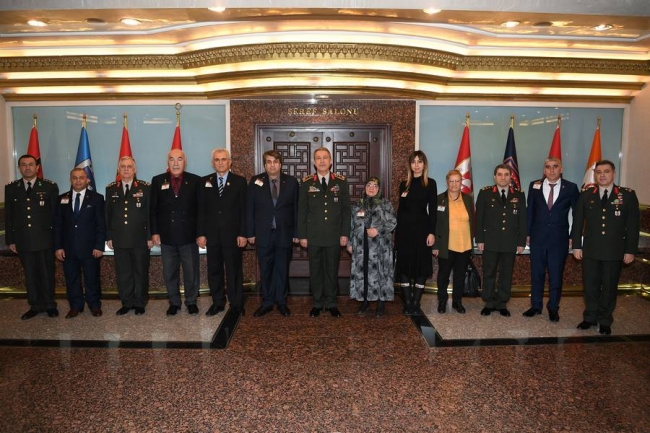 Genelkurmay Başkanı Akar, şehit yakınlarıyla buluştu