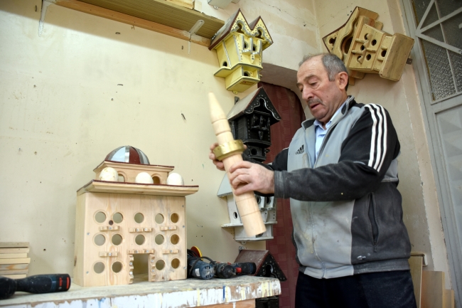 "Kuşların müteahhidi" 30 yıldır yuva üretiyor