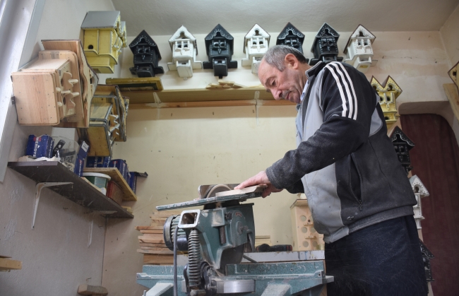 "Kuşların müteahhidi" 30 yıldır yuva üretiyor