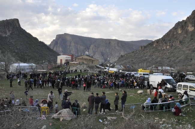 Çukurca'da polis ve vatandaş halay çekti