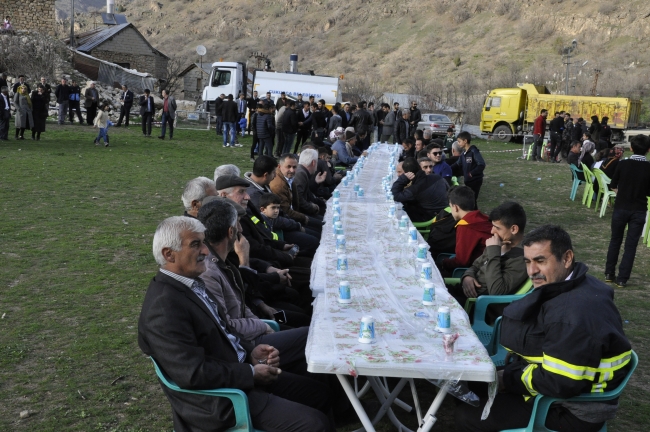 Çukurca'da polis ve vatandaş halay çekti