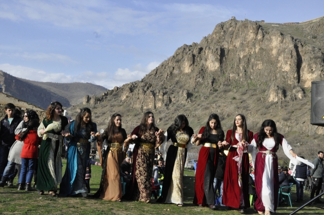 Çukurca'da polis ve vatandaş halay çekti