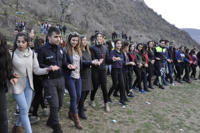 Çukurca'da polis ve vatandaş halay çekti