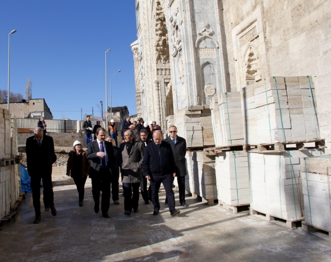 Yurt dışındaki vakıf eserleri ayağa kaldırılıyor