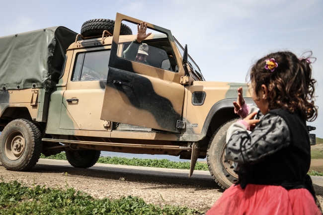 Mehmetçik, çocuklara süt dağıttı