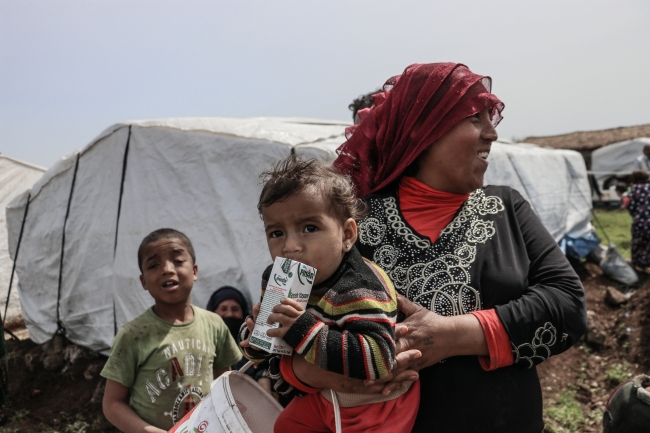 Mehmetçik, çocuklara süt dağıttı