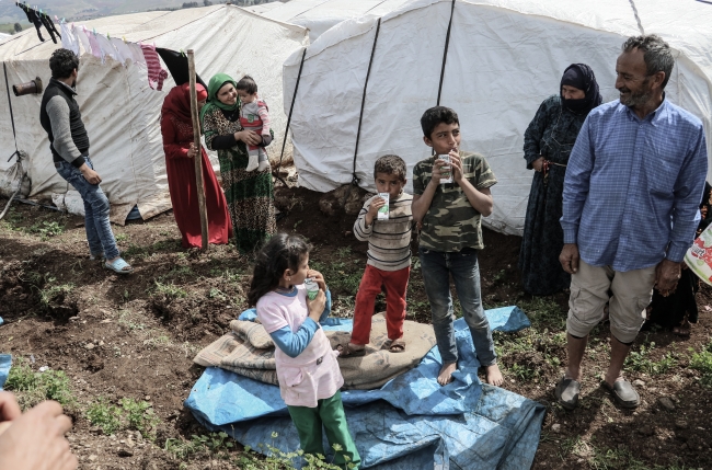 Mehmetçik, çocuklara süt dağıttı