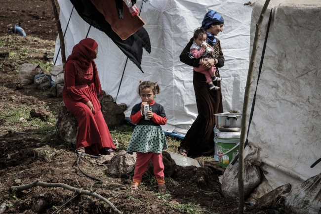 Mehmetçik, çocuklara süt dağıttı