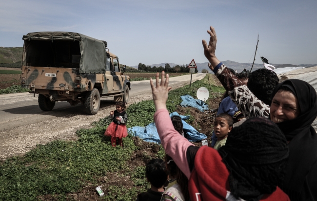 Mehmetçik, çocuklara süt dağıttı