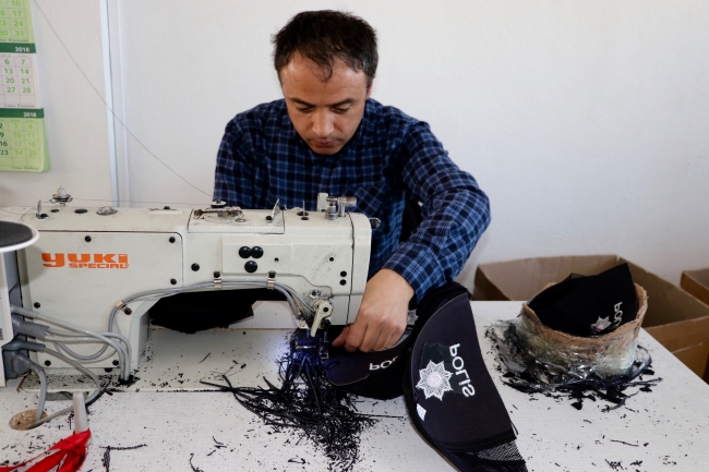 Polislerin yeni şapkaları Trabzon'dan