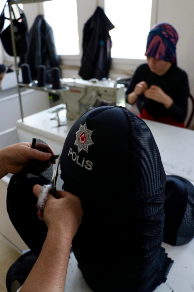 Polislerin yeni şapkaları Trabzon'dan