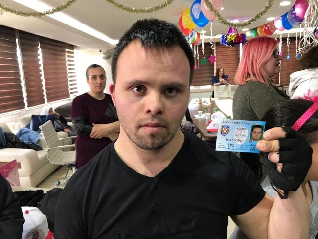 Down sendromlu çocuklar trafik polislerini ziyaret etti