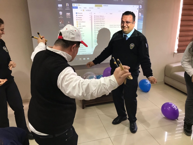 Down sendromlu çocuklar trafik polislerini ziyaret etti