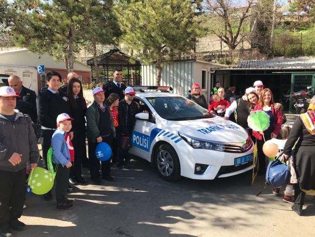 Down sendromlu çocuklar trafik polislerini ziyaret etti