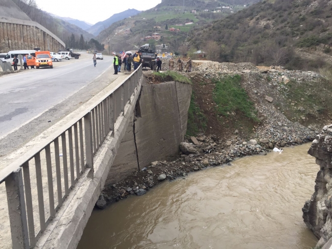 Trabzon'da polis aracı dereye uçtu: 1 polis şehit