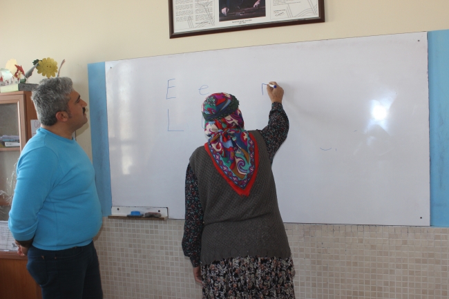 Döne ninenin 75 yaşında okuma yazma azmi