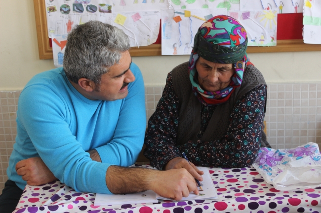 Döne ninenin 75 yaşında okuma yazma azmi