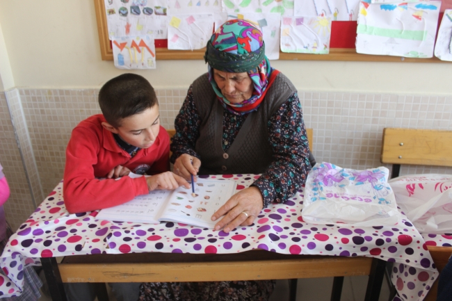 Döne ninenin 75 yaşında okuma yazma azmi