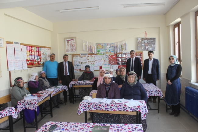 Döne ninenin 75 yaşında okuma yazma azmi