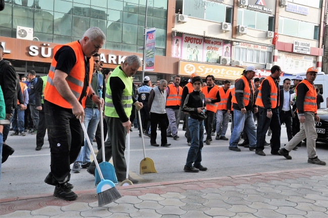 Sokakları belediye başkanı ve personel temizledi
