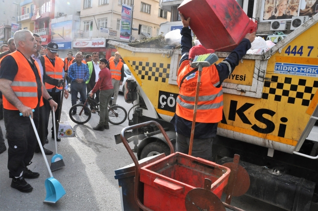 Sokakları belediye başkanı ve personel temizledi