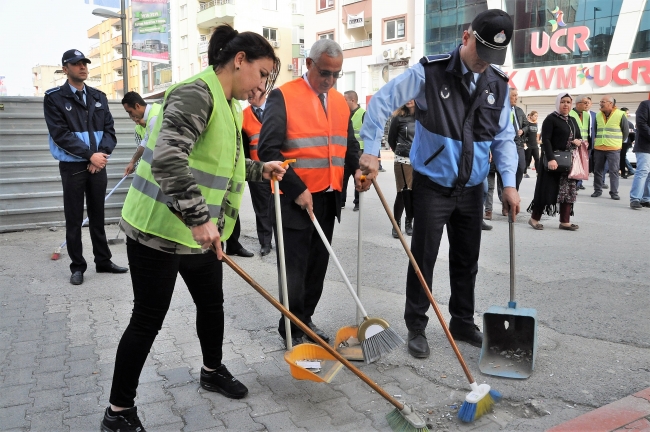 Sokakları belediye başkanı ve personel temizledi