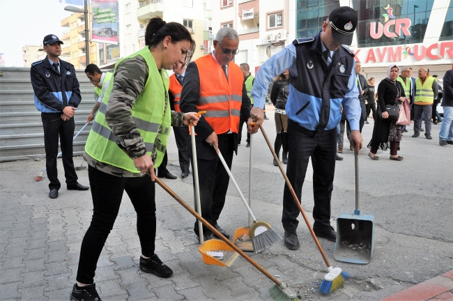 Sokakları belediye başkanı ve personel temizledi