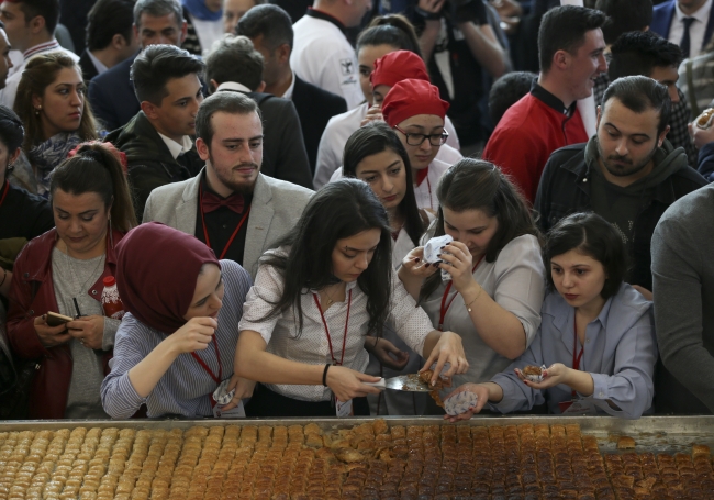 "Dünyanın en büyük baklavası" başkentte yapıldı