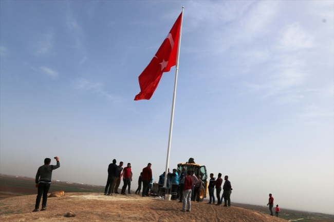 Suriye sınırına dev Türk Bayrakları