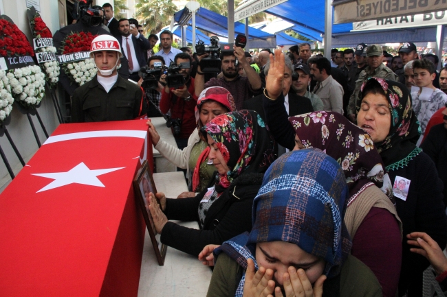 Afrin şehitlerini on binler uğurladı