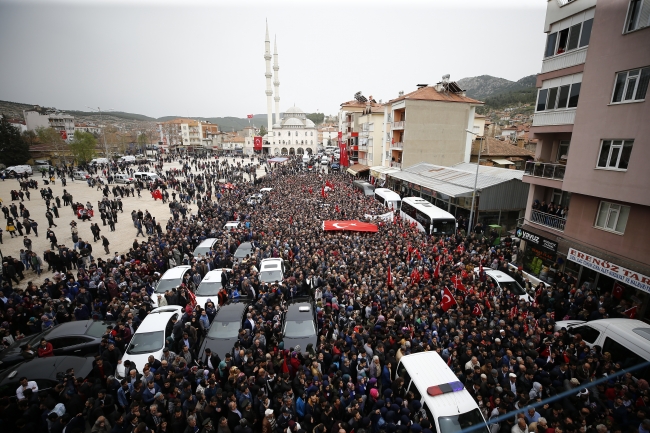 Afrin şehitlerini on binler uğurladı