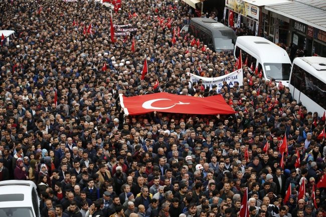Afrin şehitlerini on binler uğurladı