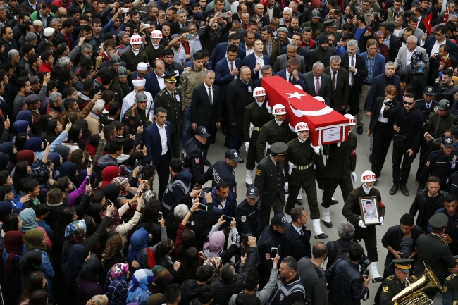 Afrin şehitlerini on binler uğurladı