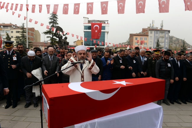 Afrin şehitlerini on binler uğurladı