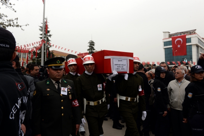 Afrin şehitlerini on binler uğurladı