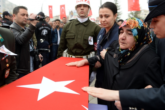 Afrin şehitlerini on binler uğurladı