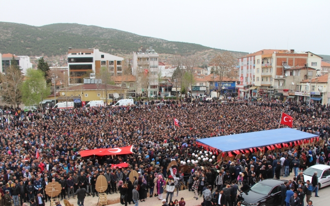 Afrin şehitlerini on binler uğurladı