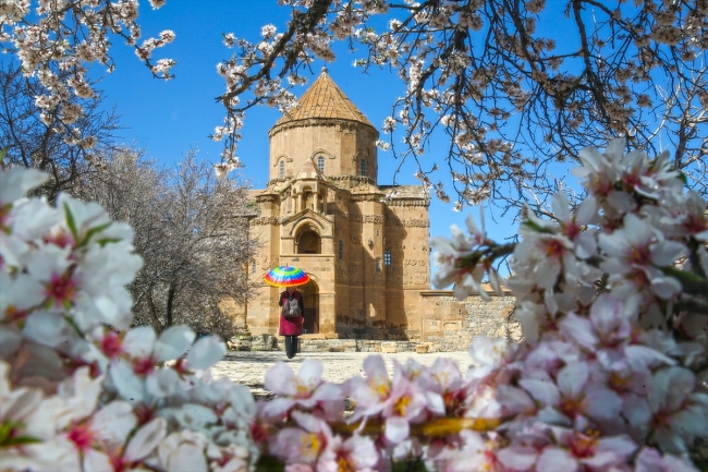 Çiçeklere bürünen Akdamar Adası ziyaretçi akınına uğruyor