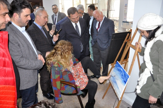 Ayaklarıyla resim çizdi, kitabını imzaladı