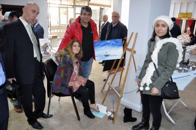 Ayaklarıyla resim çizdi, kitabını imzaladı