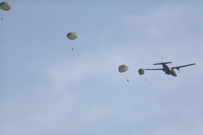 Paraşütçü komandolar gökyüzünde hünerlerini sergiledi