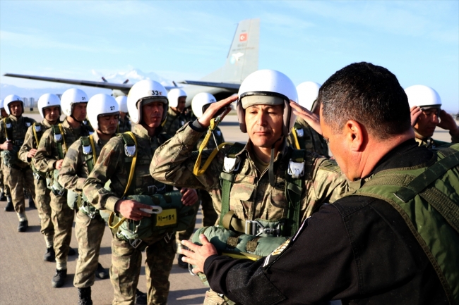 Paraşütçü komandolar gökyüzünde hünerlerini sergiledi