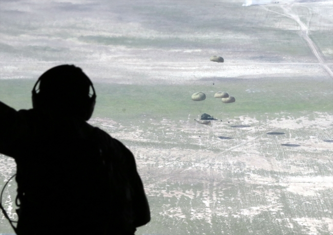 Paraşütçü komandolar gökyüzünde hünerlerini sergiledi