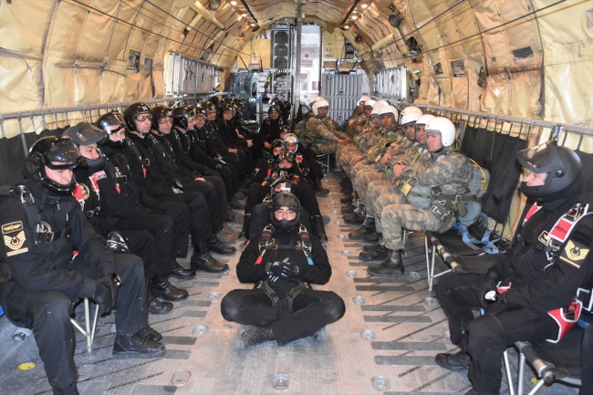 Paraşütçü komandolar gökyüzünde hünerlerini sergiledi