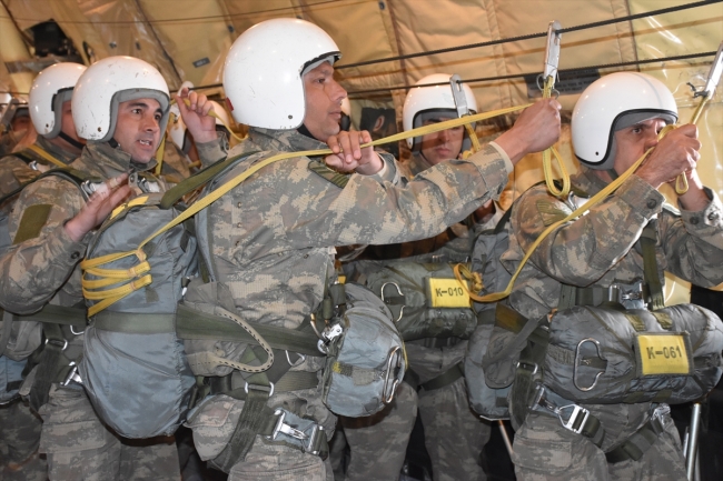 Paraşütçü komandolar gökyüzünde hünerlerini sergiledi