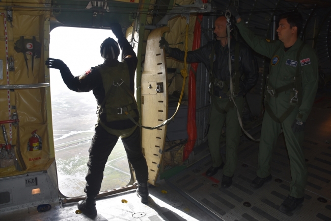 Paraşütçü komandolar gökyüzünde hünerlerini sergiledi