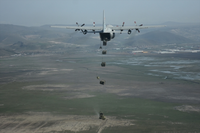 Paraşütçü komandolar gökyüzünde hünerlerini sergiledi