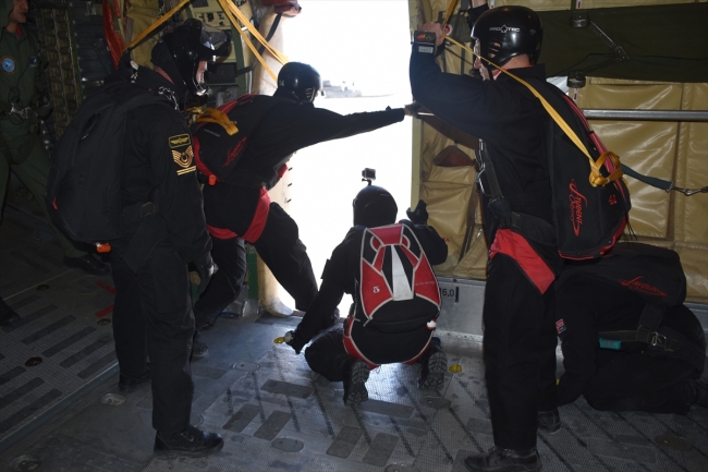 Paraşütçü komandolar gökyüzünde hünerlerini sergiledi