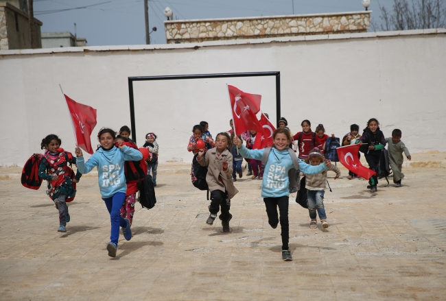 Afrinli çocuklar 23 Nisan'ı doyasıya eğlenerek kutladı